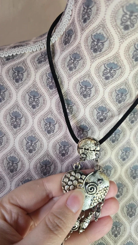 collier vintage - velours daim noir - pendentif coeur argenté effet vieilli gravé - charms pampilles strass