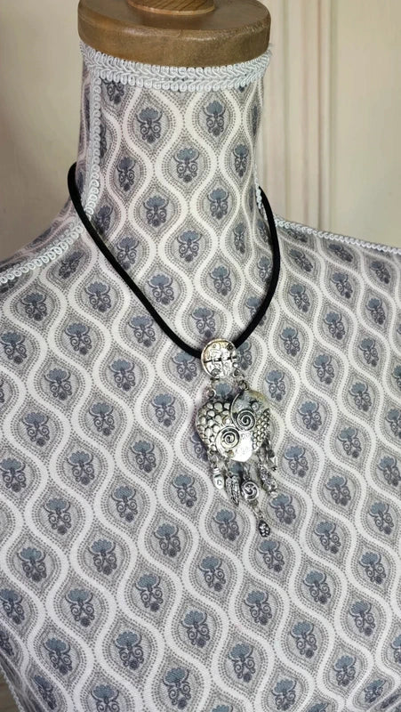 collier vintage - velours daim noir - pendentif coeur argenté effet vieilli gravé - charms pampilles strass