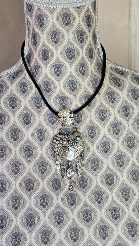collier vintage - velours daim noir - pendentif coeur argenté effet vieilli gravé - charms pampilles strass