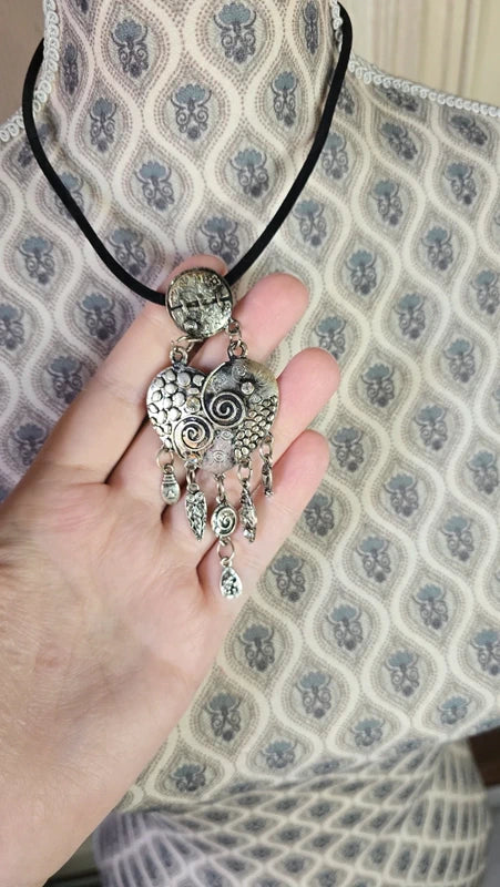 collier vintage - velours daim noir - pendentif coeur argenté effet vieilli gravé - charms pampilles strass