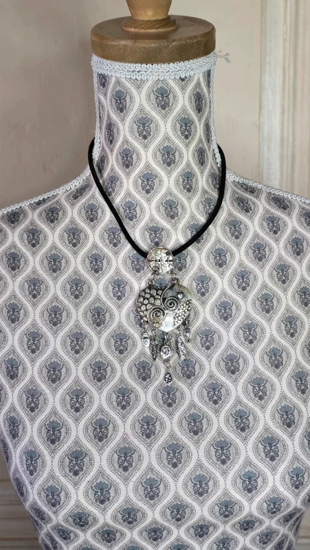 collier vintage - velours daim noir - pendentif coeur argenté effet vieilli gravé - charms pampilles strass