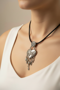 collier vintage - velours daim noir - pendentif coeur argenté effet vieilli gravé - charms pampilles strass