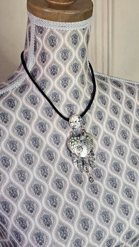 collier vintage - velours daim noir - pendentif coeur argenté effet vieilli gravé - charms pampilles strass