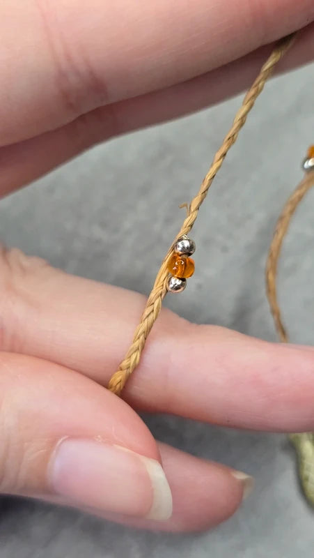 collier sautoir vintage - cordon tressé raphia - pendentif poisson translucide perles argenté orange