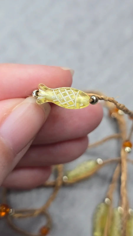collier sautoir vintage - cordon tressé raphia - pendentif poisson translucide perles argenté orange