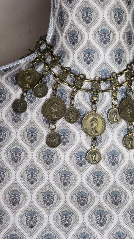collier vintage - doré vieilli - travaillé - pièces Queen Elizabeth the second  - rare - chic élégant