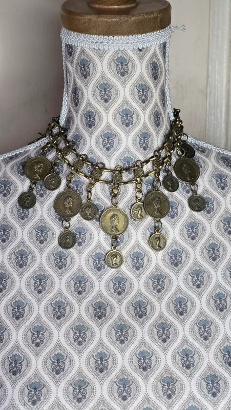 collier vintage - doré vieilli - travaillé - pièces Queen Elizabeth the second  - rare - chic élégant