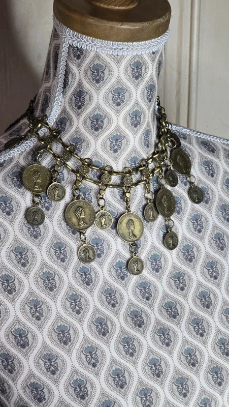 collier vintage - doré vieilli - travaillé - pièces Queen Elizabeth the second  - rare - chic élégant