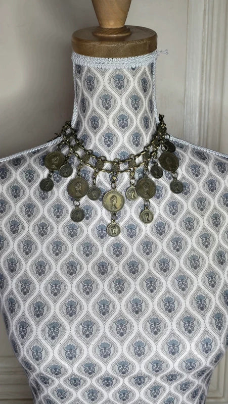 collier vintage - doré vieilli - travaillé - pièces Queen Elizabeth the second  - rare - chic élégant