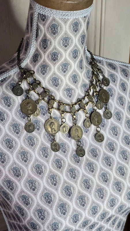 collier vintage - doré vieilli - travaillé - pièces Queen Elizabeth the second  - rare - chic élégant
