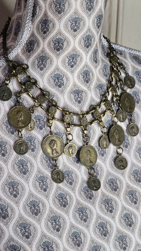 collier vintage - doré vieilli - travaillé - pièces Queen Elizabeth the second  - rare - chic élégant