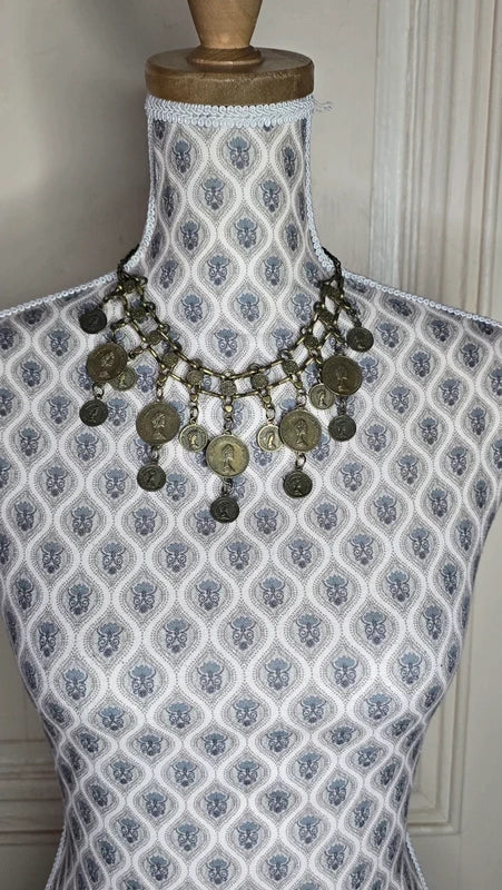 collier vintage - doré vieilli - travaillé - pièces Queen Elizabeth the second  - rare - chic élégant