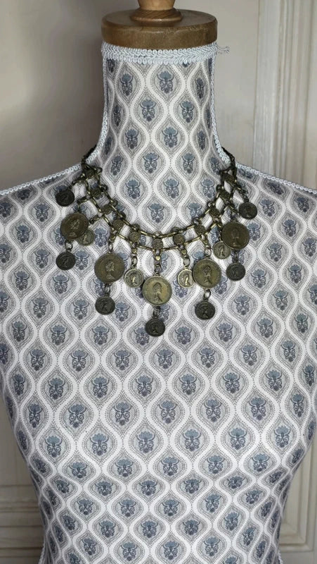collier vintage - doré vieilli - travaillé - pièces Queen Elizabeth the second  - rare - chic élégant