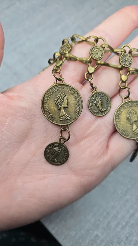 collier vintage - doré vieilli - travaillé - pièces Queen Elizabeth the second  - rare - chic élégant