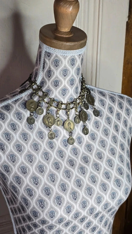 collier vintage - doré vieilli - travaillé - pièces Queen Elizabeth the second  - rare - chic élégant