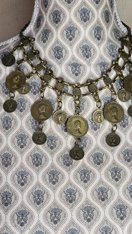 collier vintage - doré vieilli - travaillé - pièces Queen Elizabeth the second  - rare - chic élégant