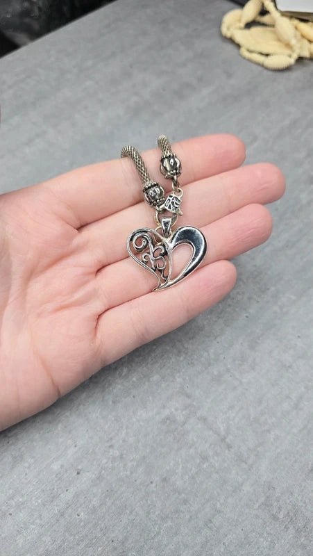 collier vintage - chaine maille serpent - pendentif coeur ajouré travaillé - argenté