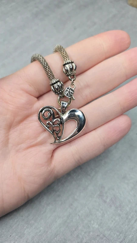 collier vintage - chaine maille serpent - pendentif coeur ajouré travaillé - argenté