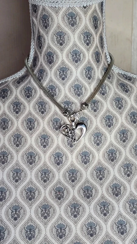 collier vintage - chaine maille serpent - pendentif coeur ajouré travaillé - argenté