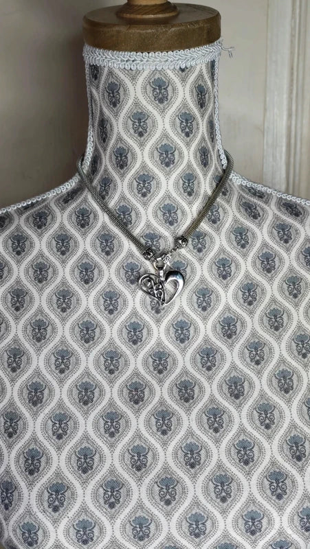 collier vintage - chaine maille serpent - pendentif coeur ajouré travaillé - argenté