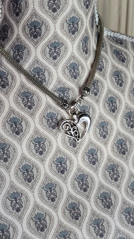 collier vintage - chaine maille serpent - pendentif coeur ajouré travaillé - argenté