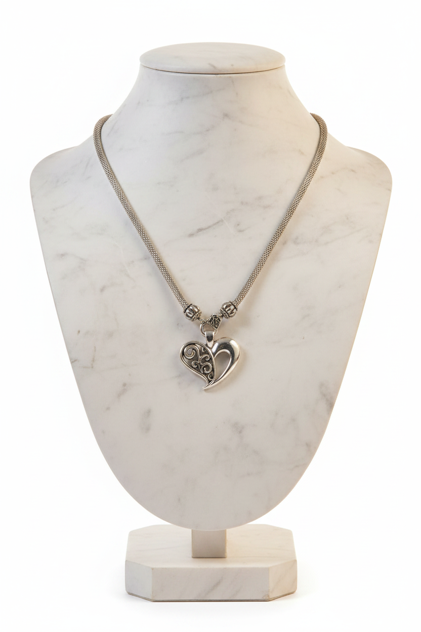 collier vintage - chaine maille serpent - pendentif coeur ajouré travaillé - argenté