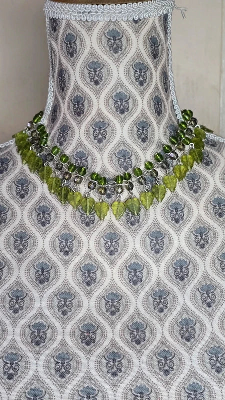 collier vintage - neuf - double rang - pendentif feuille verte bohème - perles facetté - chaine argentée