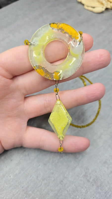 collier rare - original - verre soufflé vert jaune - artistique - perle jaune - artisanal