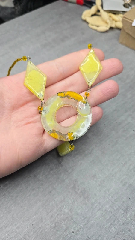 collier rare - original - verre soufflé vert jaune - artistique - perle jaune - artisanal
