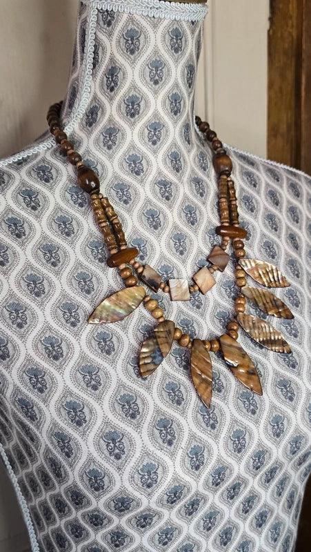 collier vintage - pendentif feuilles en nacre reflet irisé - perles bois - esprit bohème ethnique