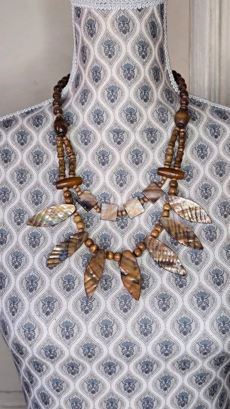 collier vintage - pendentif feuilles en nacre reflet irisé - perles bois - esprit bohème ethnique