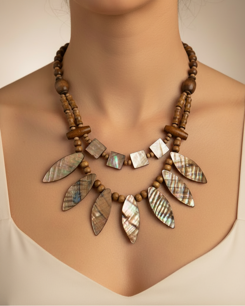collier vintage - pendentif feuilles en nacre reflet irisé - perles bois - esprit bohème ethnique