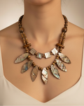 collier vintage - pendentif feuilles en nacre reflet irisé - perles bois - esprit bohème ethnique