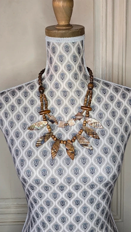 collier vintage - pendentif feuilles en nacre reflet irisé - perles bois - esprit bohème ethnique