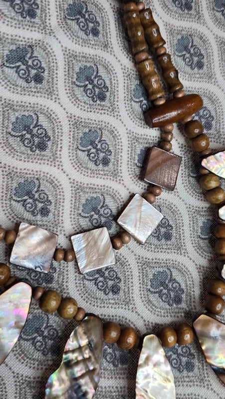collier vintage - pendentif feuilles en nacre reflet irisé - perles bois - esprit bohème ethnique