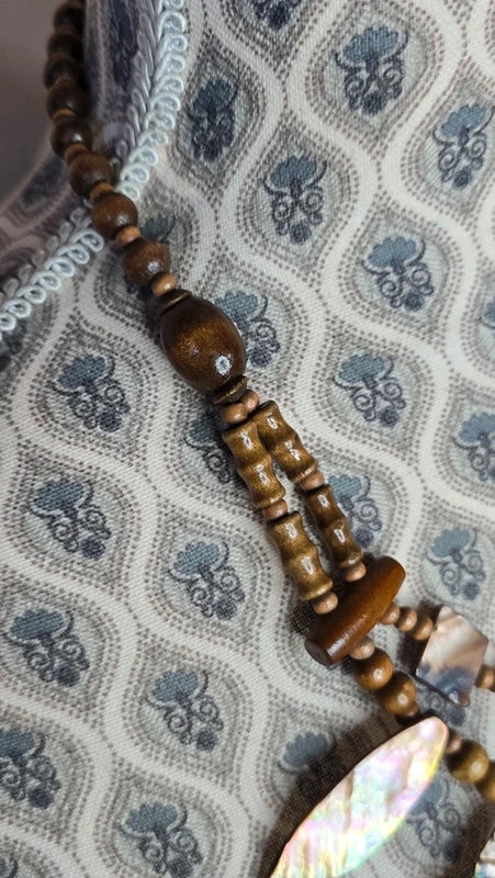 collier vintage - pendentif feuilles en nacre reflet irisé - perles bois - esprit bohème ethnique