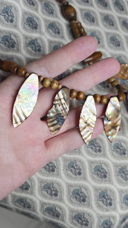 collier vintage - pendentif feuilles en nacre reflet irisé - perles bois - esprit bohème ethnique