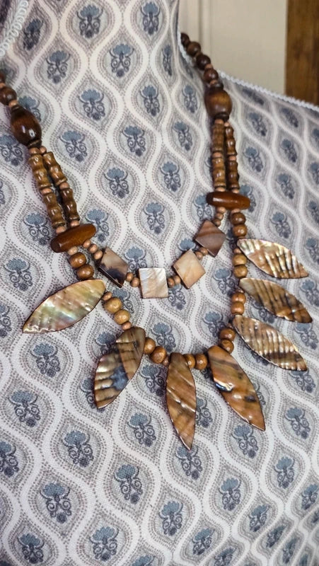 collier vintage - pendentif feuilles en nacre reflet irisé - perles bois - esprit bohème ethnique