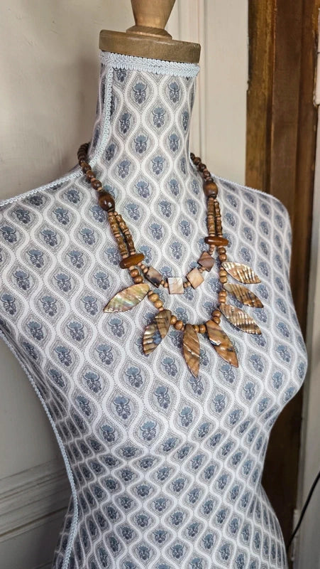 collier vintage - pendentif feuilles en nacre reflet irisé - perles bois - esprit bohème ethnique