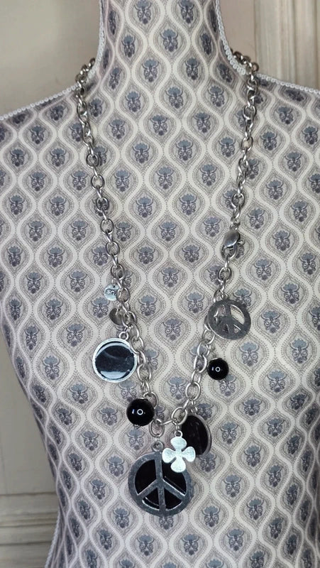 collier sautoir vintage - rock - peace and love - argenté noir - charms pendentif breloque trèfle - perles chaine maillon