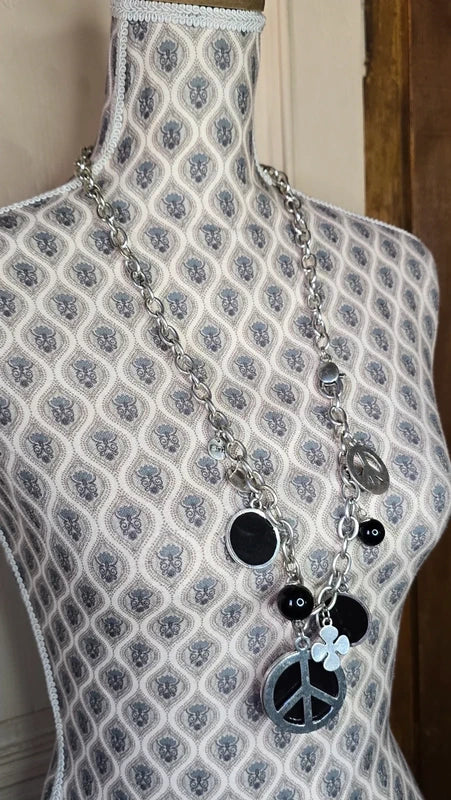 collier sautoir vintage - rock - peace and love - argenté noir - charms pendentif breloque trèfle - perles chaine maillon