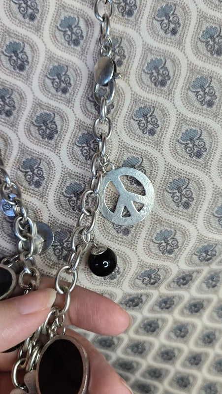 collier sautoir vintage - rock - peace and love - argenté noir - charms pendentif breloque trèfle - perles chaine maillon