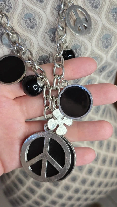 collier sautoir vintage - rock - peace and love - argenté noir - charms pendentif breloque trèfle - perles chaine maillon