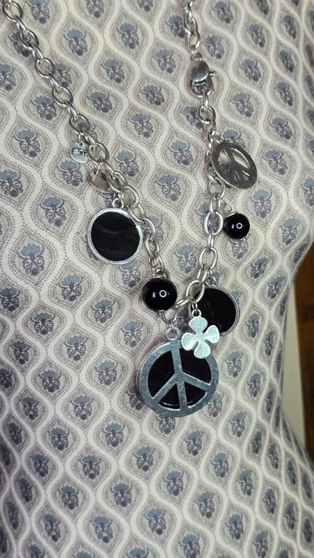 collier sautoir vintage - rock - peace and love - argenté noir - charms pendentif breloque trèfle - perles chaine maillon