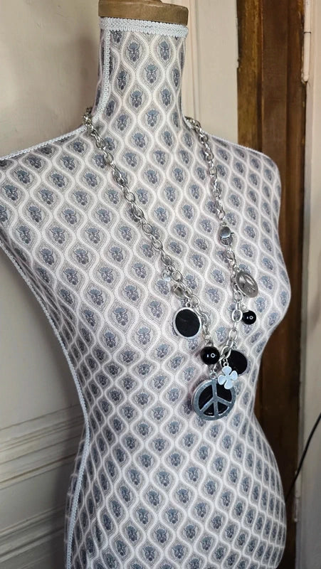 collier sautoir vintage - rock - peace and love - argenté noir - charms pendentif breloque trèfle - perles chaine maillon