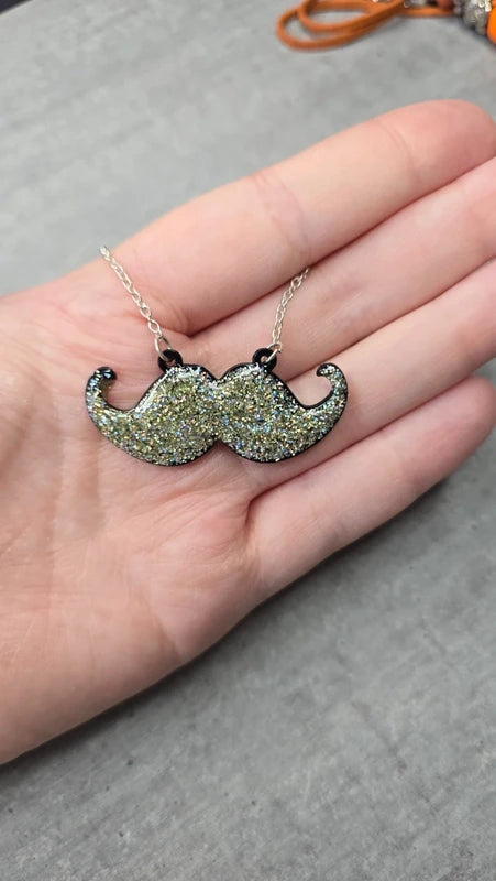 collier vintage - pendentif moustache - paillette argenté holographique - original mixte adulte ado enfant