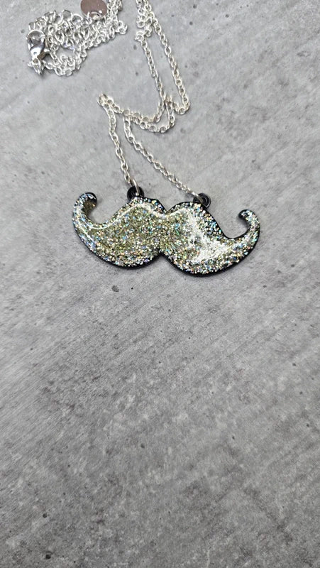 collier vintage - pendentif moustache - paillette argenté holographique - original mixte adulte ado enfant