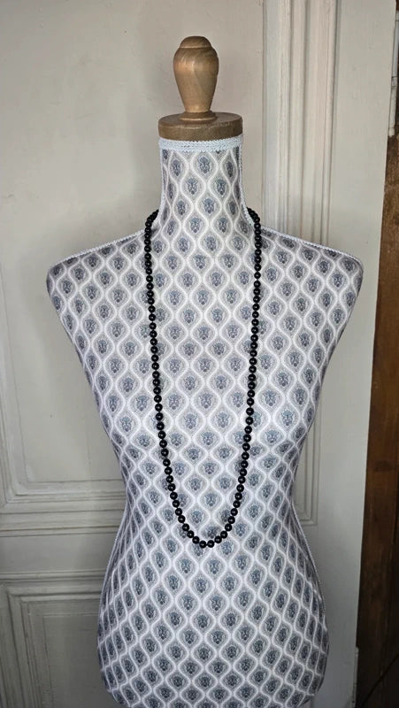 collier long sautoir - perles noir brillantes - minimaliste chic élégant intemporel casual