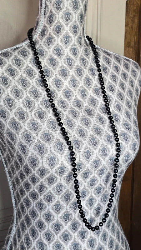 collier long sautoir - perles noir brillantes - minimaliste chic élégant intemporel casual