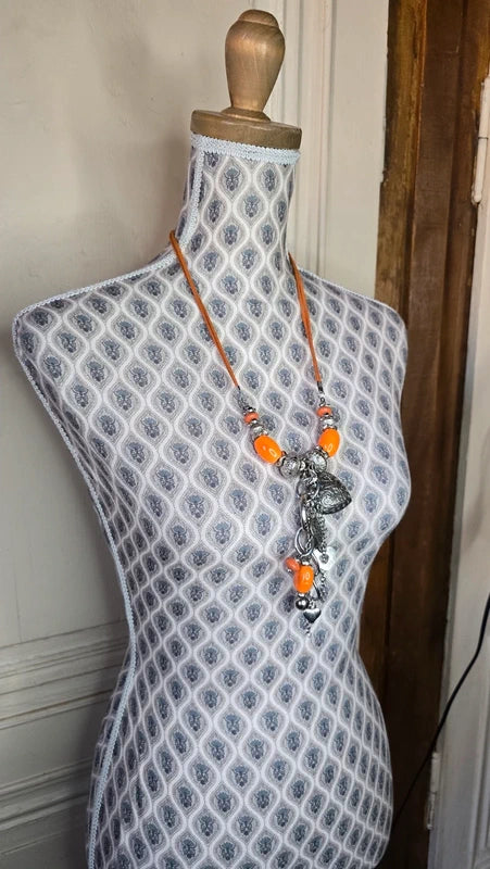 collier sautoir vintage - neuf - daim - jaune ou orange - pendentif pierre argenté rond effet léopard charms - chic